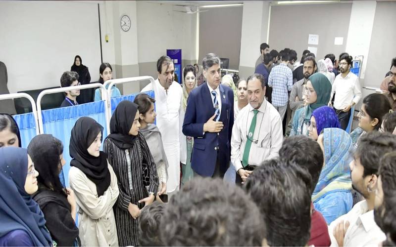 سینئر میڈیکل ٹیچرز کے تجربات و مشاہدات نوجوان ڈاکٹرز کیلئے قیمتی سرمایہ: پروفیسر فاروق افضل