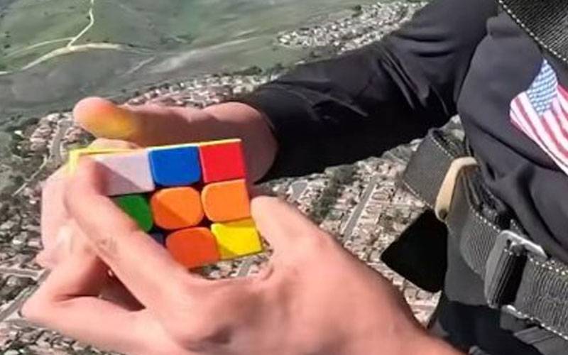 نوجوان کا فضا میں روبک کیوب کا نیا ریکارڈ
