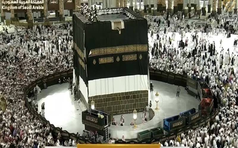 روح پرور منظر: نئے ہجری سال کے آغاز پر غلافِ کعبہ تبدیل