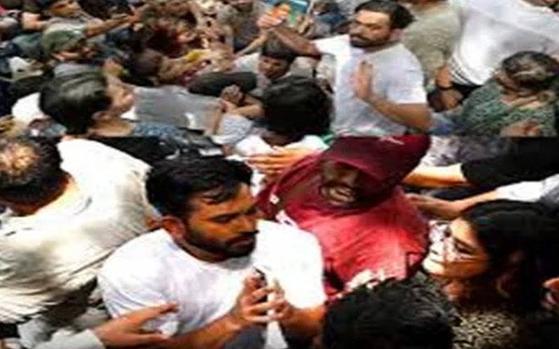 کاکروچ جنتا پارٹی کے بانی پر اچانک تھپڑوں کی بارش، ویڈیو سوشل میڈیا پر وائرل 