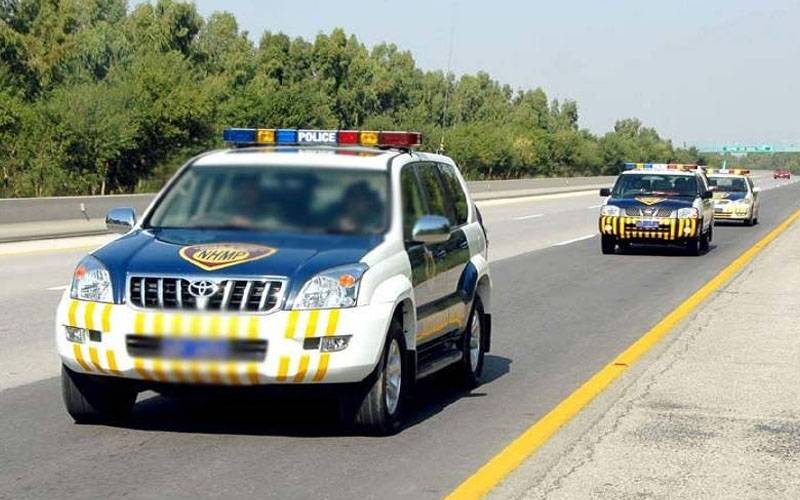 موٹروے پولیس کا بڑا فیصلہ، وردی میں موٹروے پر لفٹ مانگنے پر پابندی عائد