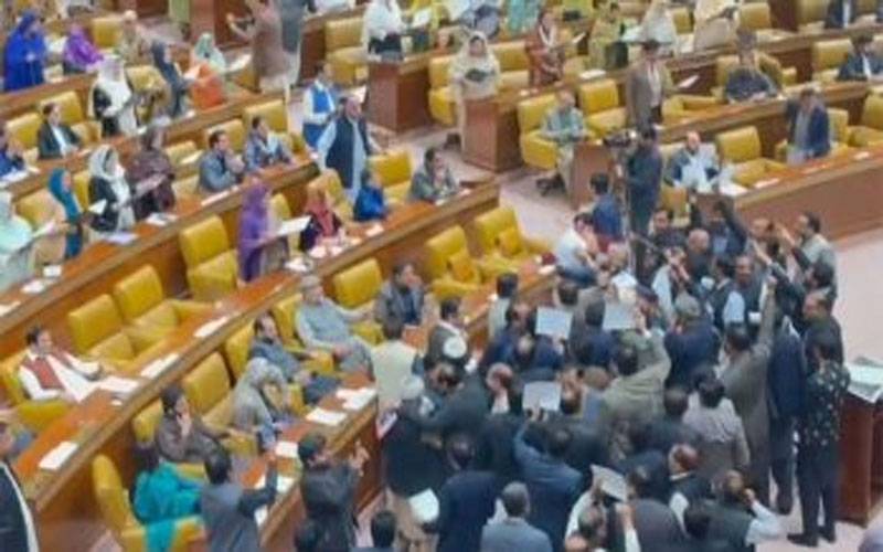 پنجاب اسمبلی بجٹ؛ اپوزیشن کا سپیکر ڈائس اور وزیر اعلیٰ کے سامنے احتجاج