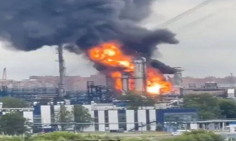 یوکرین کا ماسکو کی سب سے بڑی آئل ریفائنری پر ڈرون حملہ، خوفناک آتشزدگی 