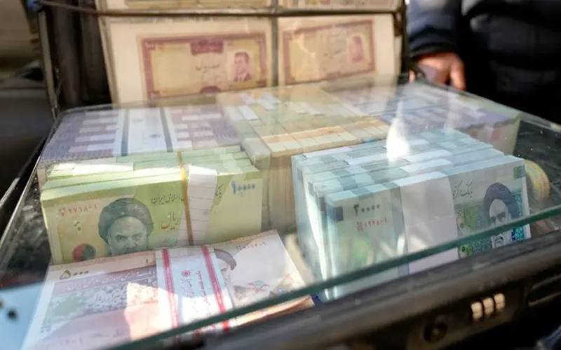  ایرانی ریال کی قدر میں بڑا اضافہ،کرنسی مارکیٹ میں ہلچل، 48 گھنٹے میں 60 ارب ریال کی فروخت