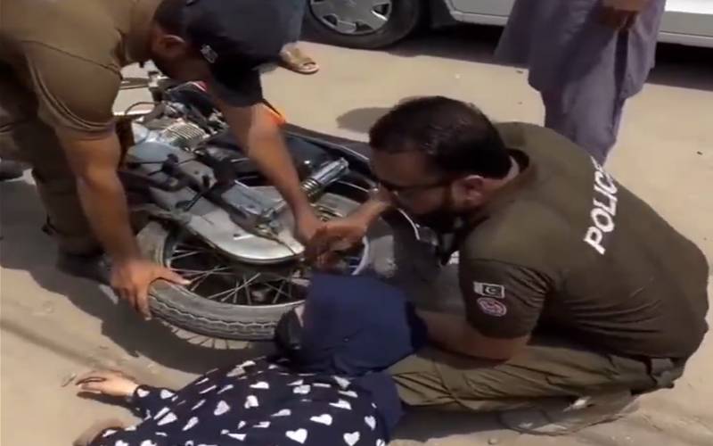 افسوسناک واقعہ، خاتون کا عبایا ٹائر میں پھنس گیا، ویڈیو وائرل