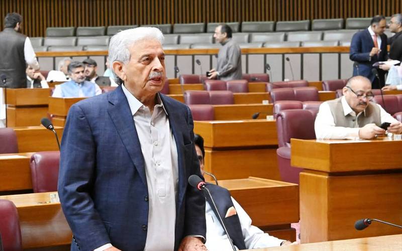 وفاقی وزیر رانا تنویر حسین کا بانی پی ٹی آئی عمران خان کو  مدمقابل الیکشن لڑنے کا چیلنج  