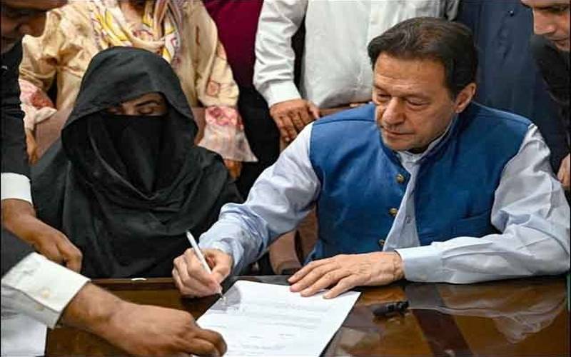 بانی اور بشریٰ کے وکیل اگلے فورم پر جانا چاہتے ہیں، انکو وکالت نامے دستخط کروا کر دیں، ہائی کورٹ کاحکم 