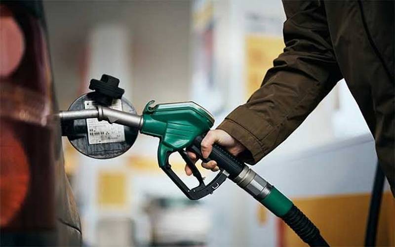 پٹرول کی قیمت میں50روپے سے زائد فی لیٹر کمی کا امکان
