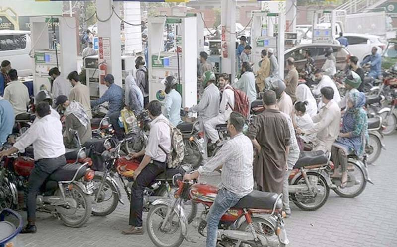 پیٹرول سستا ہونے پر شہریوں نے سکھ کا سانس لیا،مزیدکمی کامطالبہ
