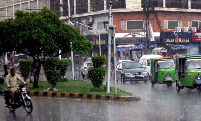 لاہور میں تیز آندھی کے بعد بارش، موسم خوشگوار ہو گیا