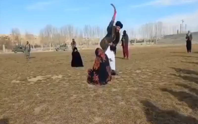  تعلیم کا حصول جرم؟ افغانستان میں لڑکی کو سر عام کوڑے مارنے کی ویڈیو وائرل