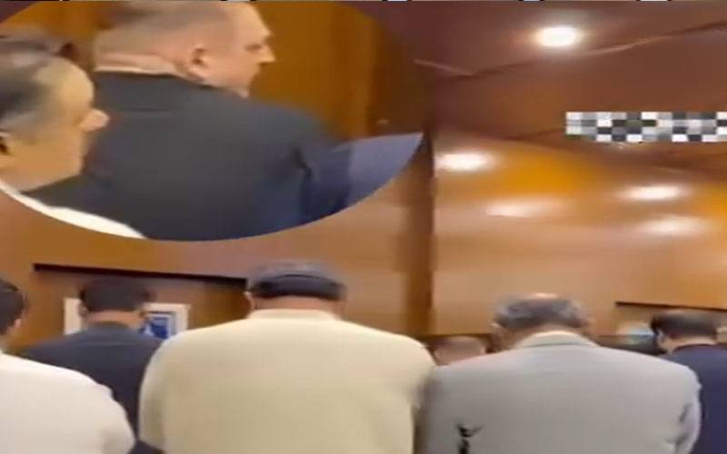 شرجیل میمن کی امامت میں اراکین اسمبلی کی نمازاداکرنے کی ویڈیو وائرل 