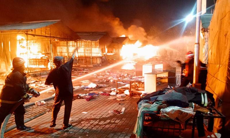 اسلام آباد کے اتوار بازار میں اچانک آتشزدگی، 70 سے زائد دکانیں متاثر 