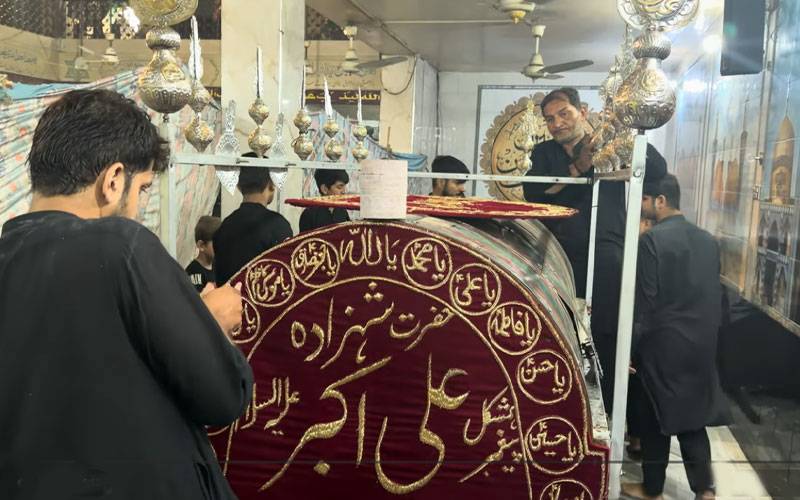  فیصل آباد میں عزا خٓنہ شبیر علیہ السلام میں مجلس عزا، اذان علی اکبر صبح 3:20 پر ہوگی