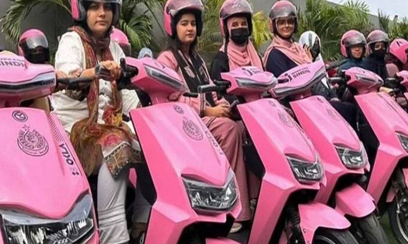 سندھ حکومت کا سکوٹی کے بعد خواتین کیلئے پنک ٹیکسی اسکیم لانے کا اعلان