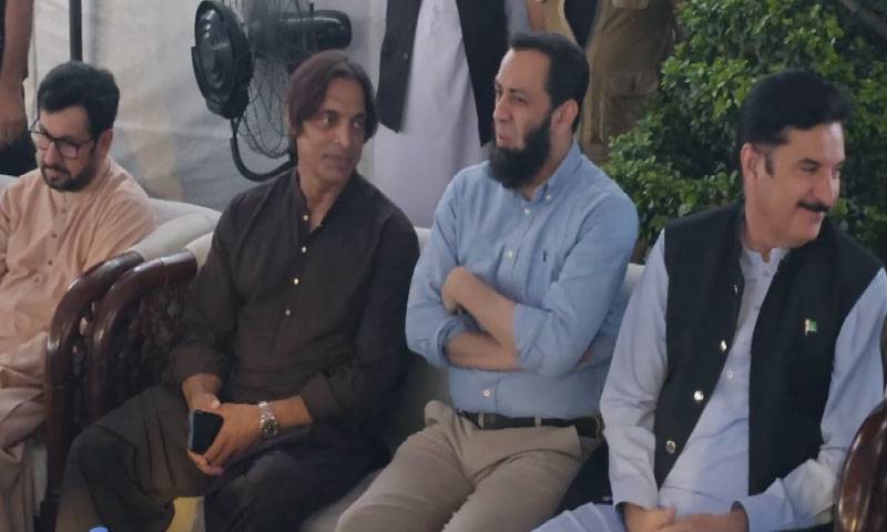  عطاء اللہ تارڑ کی شعیب اختر کے گھر آمد،بڑے بھائی شاہد اختر کے انتقال پر اظہارِ تعزیت