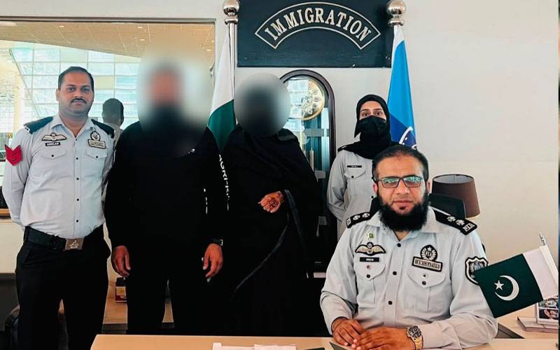   ماسکو کی فلائٹ سے دو مسافروں کو آف لوڈ کر کے گرفتار کرلیا گیا