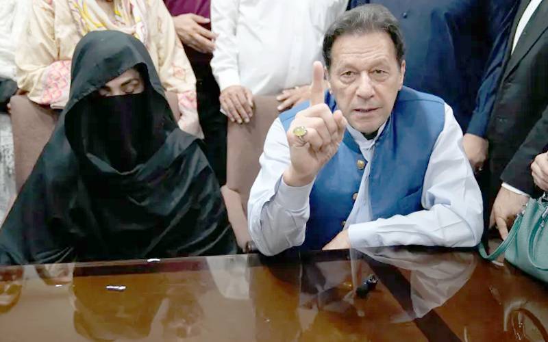 عمران خان اور بشریٰ بی بی کی جیل میں قید تنہائی کے خلاف درخواستوں کی سماعت پیرکوہوگی