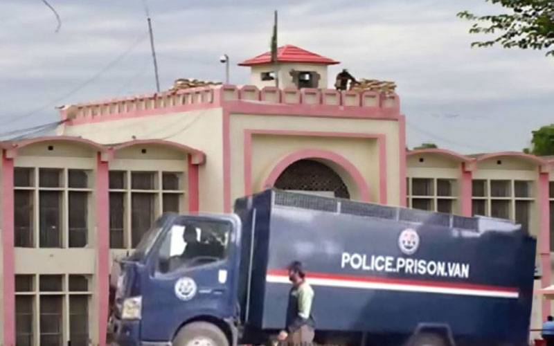 اڈیالہ جیل کی پریزن وین سے 14 قیدی فرار، 4 دوبارہ گرفتار 
