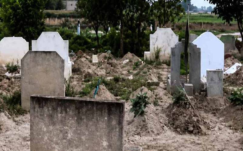 غریب باپ بیٹے کی لاش بغیر کفن قبرستان لے آیا، پولیس نے انتظام کر دیا