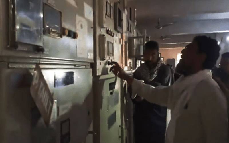 بنوں میں بجلی کا بڑا بحران، ایم پی اے کی مداخلت سے سسٹم بیٹھ گیا