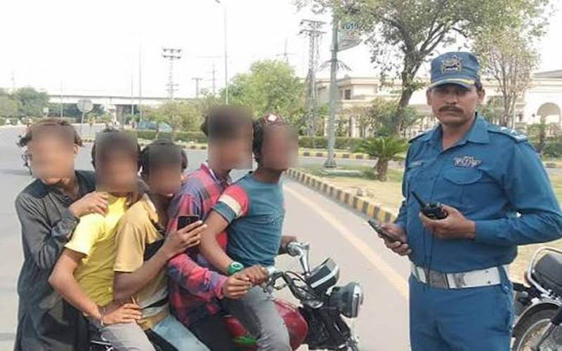   کم عمر ڈرائیورز کے خلاف سخت کریک ڈاؤن، گاڑیاں بند کرنے کا حکم