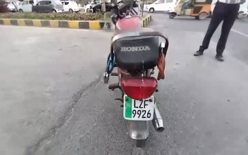 عادی مجرم پروفیسر کے سینکڑوں چالان، دو لاکھ آٹھ ہزار روپے جرمانے، آخر موٹرسائیکل قابو آگئی