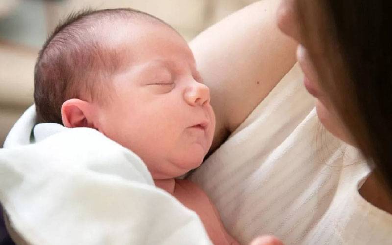 فرانس میں شرح پیدائش بڑھانے کیلئے اضافی تنخواہ اور چھٹی کا نیا قانون نافذ