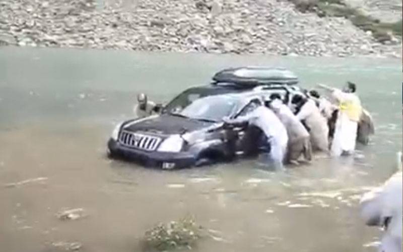 دریائے کنہار کے بعد کالام کی جھیل؛ ٹک ٹاک بنانے کیلئے گاڑی جھیل میں گھسانےوالےسات افراد کو بچالیاگیا