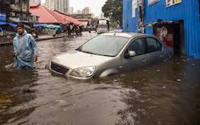 12 گھنٹوں کی بارش نے ممبئی کو ڈبو دیا،سڑکیں، ٹرینیں اور روزمرہ زندگی بری طرح متاثر