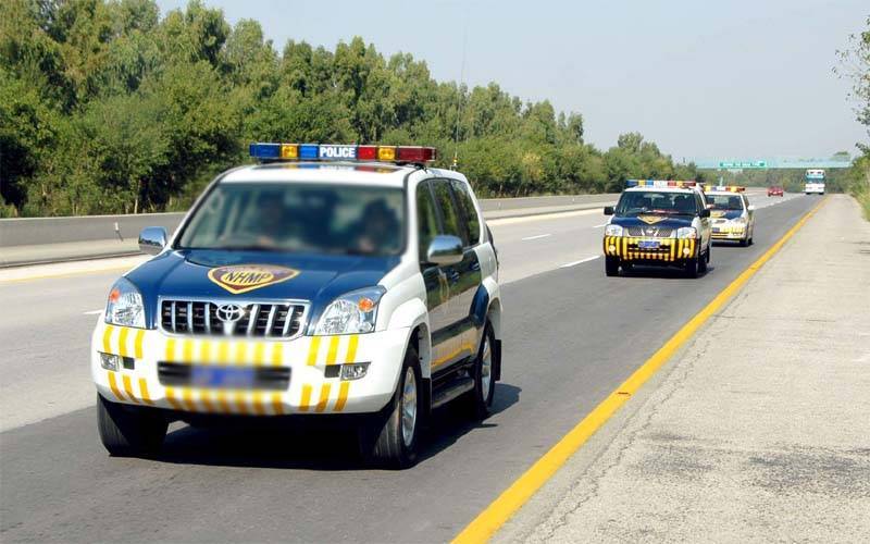 موٹروے پولیس کی بروقت کارروائی، جلتی مسافر بس سے تمام مسافر محفوظ، بڑا حادثہ ٹل گیا