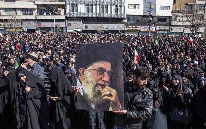 ایران کے سابق سپریم لیڈر آیت اللہ خامنہ ای کا تعزیتی جلوس رواں دواں