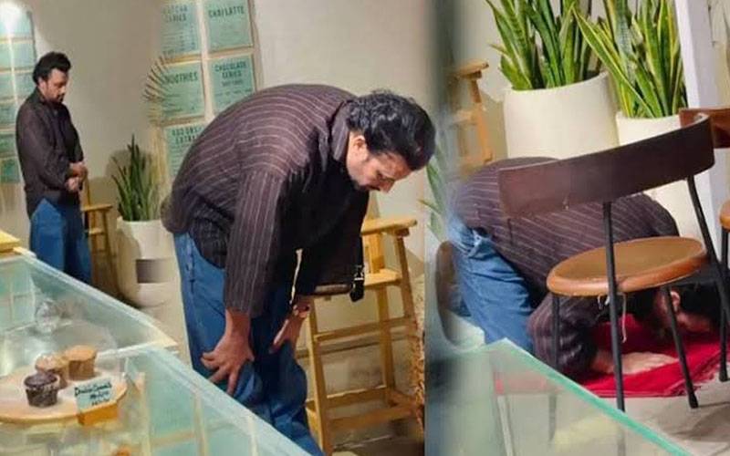 عاطف اسلم کی کیفے میں نماز ادا کرتےویڈیو وائرل