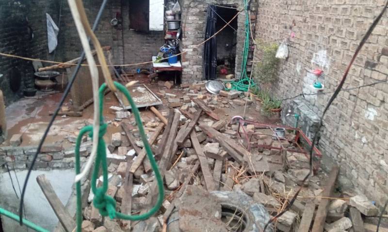 پشاور: چھت اور دیوار گرنے کے دو مختلف واقعات میں 3 خواتین اور 3 بچے زخمی