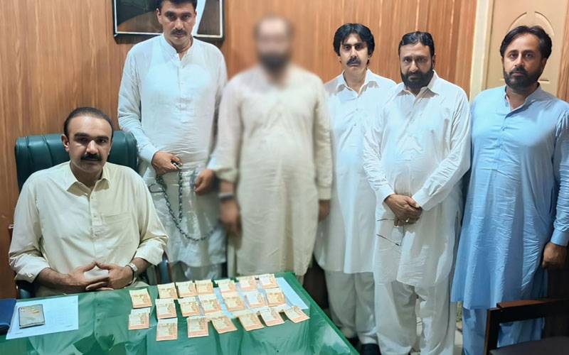 محکمہ ہائی وے بھکر کا کلرک رشوت لیتے ہوئے رنگے ہاتھوں گرفتار