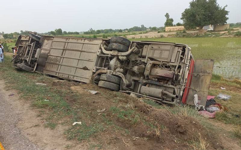  تیز رفتار بس کی ٹکر سے تین موٹر سائیکل سوار جاں بحق، بس الٹ گئی