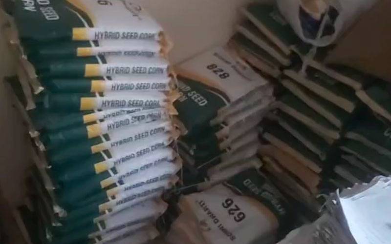  جعلی بیج پیک کر کے کسانوں سے پیسہ اینٹھنے والے گروہ کے ارکان گرفتار، سینکڑوں تھیلے جعلی بیج برآمد