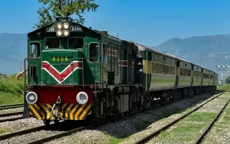 لودھراں: ہزارہ ایکسپریس بریک فیل ہونے سے حادثے کا شکار، کوئی جانی نقصان نہیں