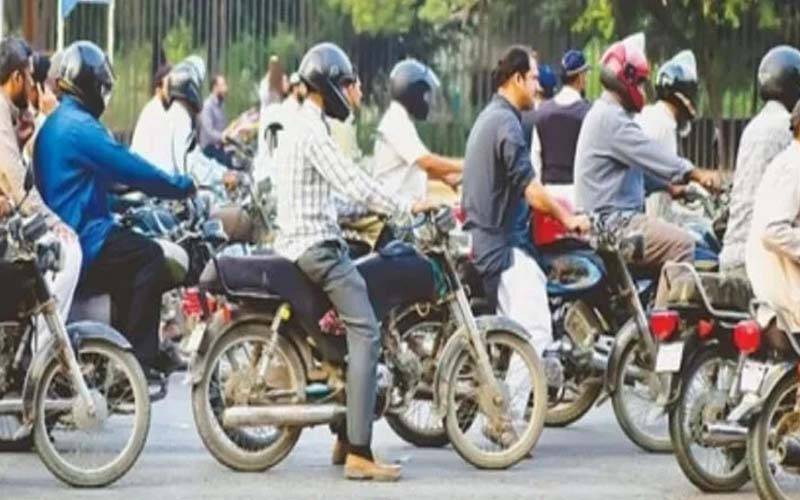 سائیڈ ویو میررز اور انڈیکیٹرز کے بغیر موٹرسائیکل چلانے والے ہو جائیں خبردار