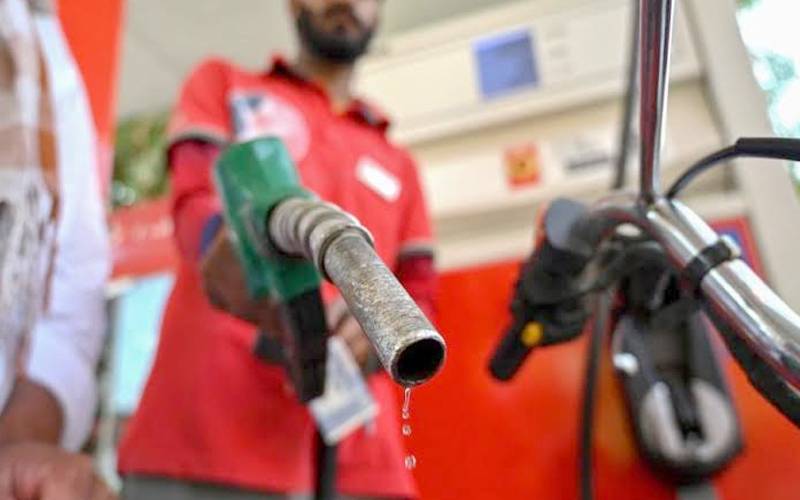 پیٹرول کی قیمت میں کمی مسترد،شہریوں نےمزیدسستاکرنے کامطالبہ کردیا