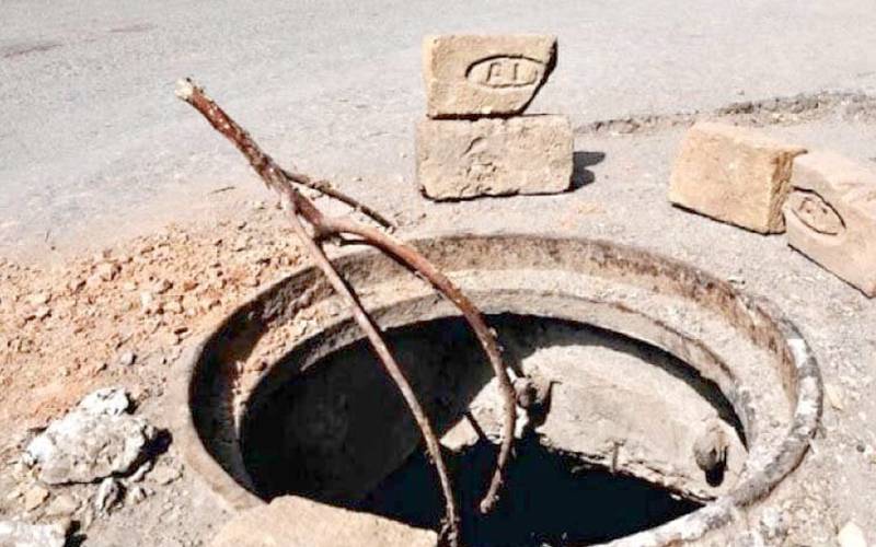 جھنگ ؛صفائی کےدوران گٹر میں گر کر 2ملازمین جان کی بازی ہارگئے