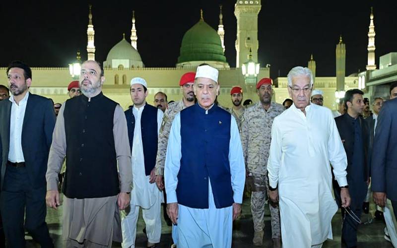 وزیر اعظم شہباز شریف کی پاکستانی وفد کے ہمراہ روضہ رسول ﷺ پر حاضری 