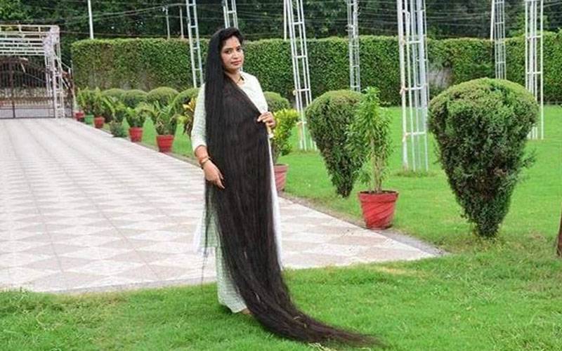 بھارتی خاتون نے لمبے بالوں کا ریکارڈ قائم کر دیا 