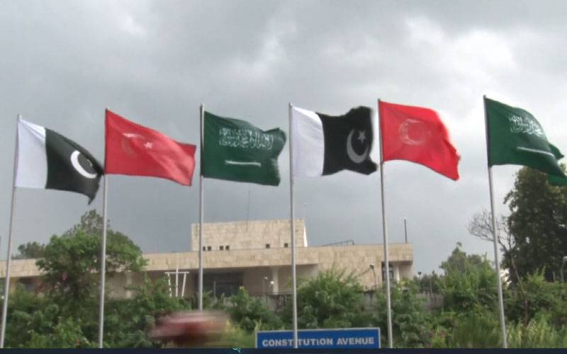 دفاعی معاہدہ کے بعد اسلام آباد میں پاکستان کے ساتھ ترکیئے اور سعودی عرب کے پرچم بھی لہرانے لگے