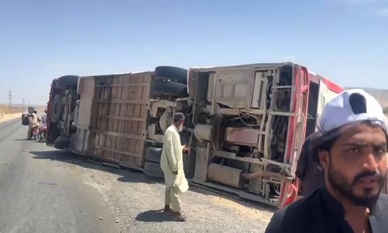 قلات :قومی شاہراہ پر مسافر کوچ اُلٹ گئی، 6 افراد زخمی 