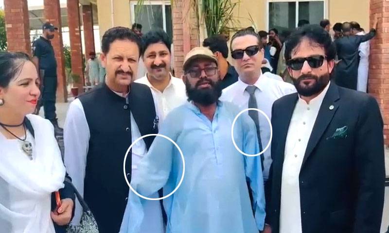 عدالت کا دوران احتجاج ڈنڈے ، پتھر مارنے پر دونوں بازوئوں سے محروم گرفتار شخص کو رہا کرنے کا حکم 