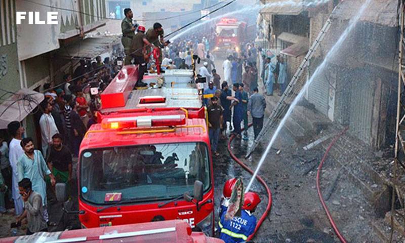 کراچی :گھر کے کچن میں سلنڈر دھماکے سے ایک خاتون زخمی ، فائر بریگیڈ نے آگ پر قابو پالیا 