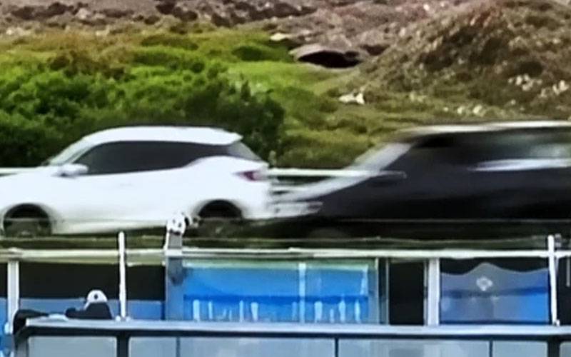 فٹبال سڑک پر آنے سے گاڑیوں کی ٹکر، ویڈیو وائرل