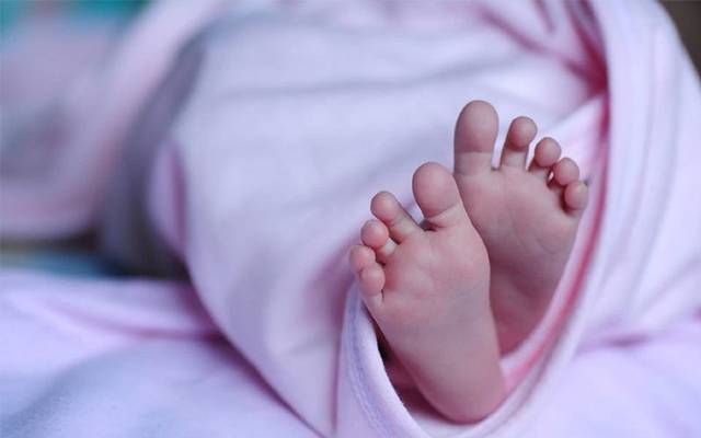 سنگدل ماں نے نومولود جڑواں بچوں کو شاپنگ بیگ میں ڈال کر پھینک دیا
