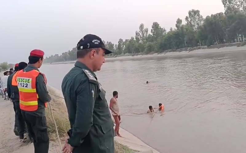 کوٹ ادو؛ لوڈر رکشہ بے قابو ہو کر نہر میں جا گرا، بچہ جاں بحق، 10افراد ریسکیو 